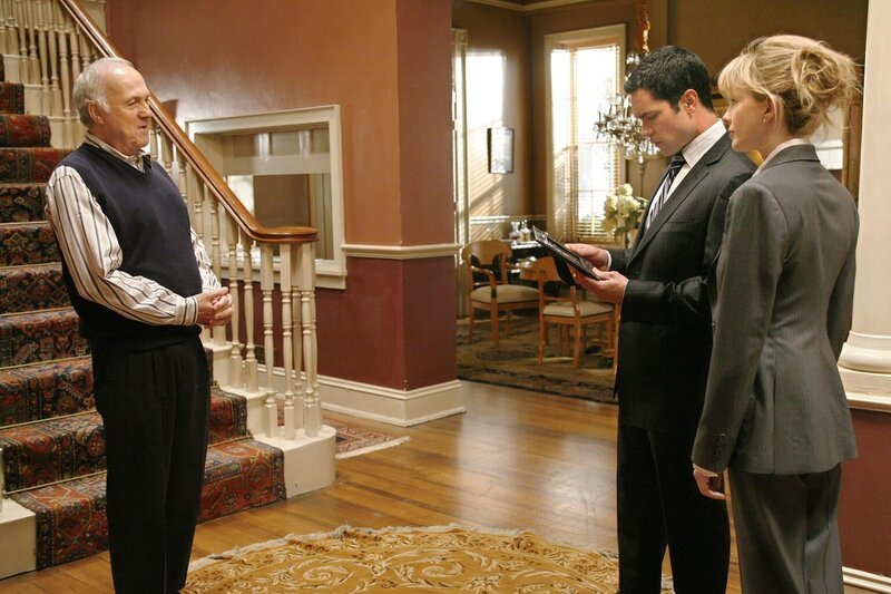 Scott und Lilly erhoffen sich von Robert ‚Dobber‘ Metz Hinweise zum Tod von Audrey Metz zu bekommen … – Bild: Warner Bros. Television