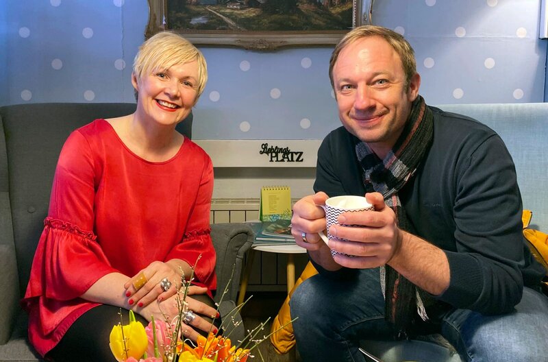 Tobias Kämmerer mit Daniela Busemann in dem nach Ihr benannten „Dannis Café“. – Bild: HR/​Friso Richter