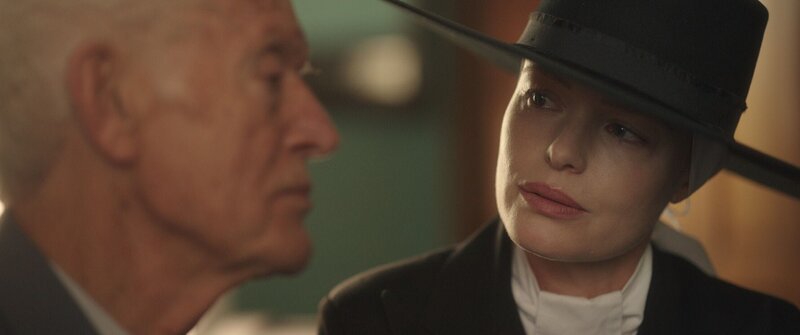 Judge Roy (Lance Henriksen) und The Woman (Kate Bosworth) – Bild: RTL /​ Bring On The Dancing Horses, LLC