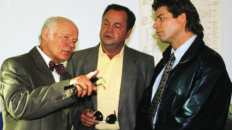 Dr. Rehberger (Ralf Wolter) hat als Sachverständiger wichtige Informationen für die beiden Kommissare Kehler (Wolfgang Bathke, M.) und Wolniak (Uwe Fellensiek, r.), die an einem aussergewöhnlichen Mordfall arbeiten. – Bild: RTL