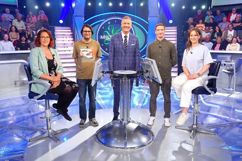 v.li.: Sibylle Blatzheim (Waldkirchen am Wesen in Oberösterreich), Benjamin Jaffery (Wien), Armin Assinger, Florian Unterkofler (Graz), Anna Hitzinger (Wien). – Bild: ORF/​Stefan Gregorowius