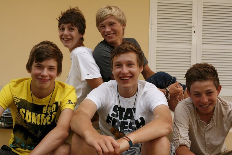 Der letzte Tag in der Jungs-WG! Vier Wochen lang haben Danny, Jonas, Alex, Johannes und Charlie (v.l.n.r.) die Insel unsicher gemacht. – Bild: ZDF/Kai Schulz Der letzte Tag in der Jungs-WG! Vier Wochen lang haben Danny, Jonas, Alex, Johannes und Charlie (v.l.n.r.) die Insel unsicher gemacht. – Bild: ZDF/Kai Schulz
