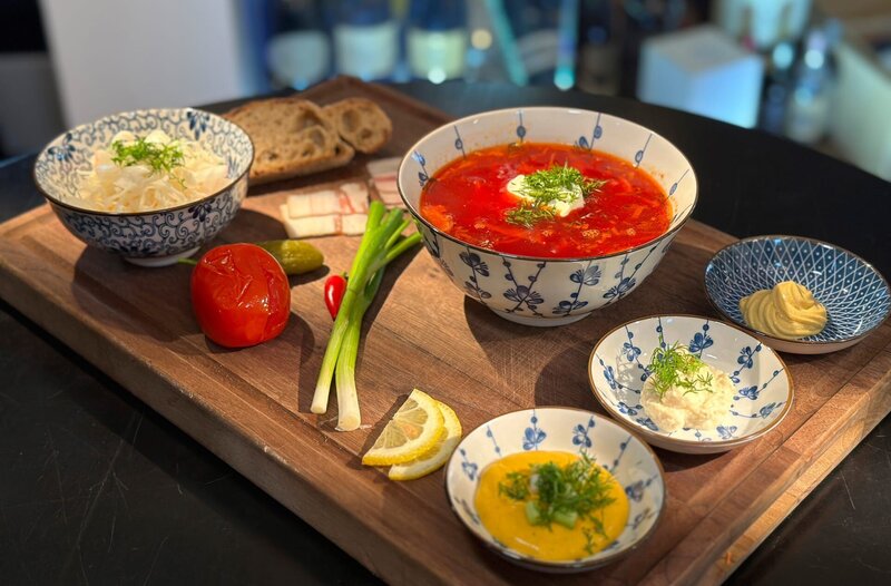 Das Hauptgericht von Mykyta „Nik“ Formin: Ukrainischer Borschtsch mit Beilagen. – Bild: HR