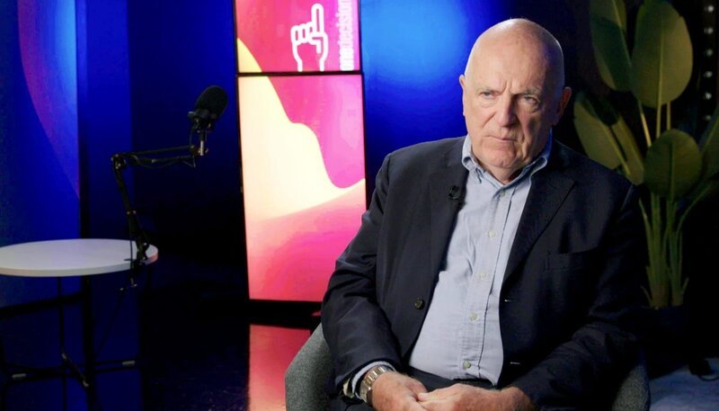 Er kennt die Welt der Spione wie seine Westentasche: Sir Richard Dearlove, ehemals Chef des britischen Auslands-Geheimdienstes MI6. – Bild: Phoenix/​ZDF/​Ed Wright