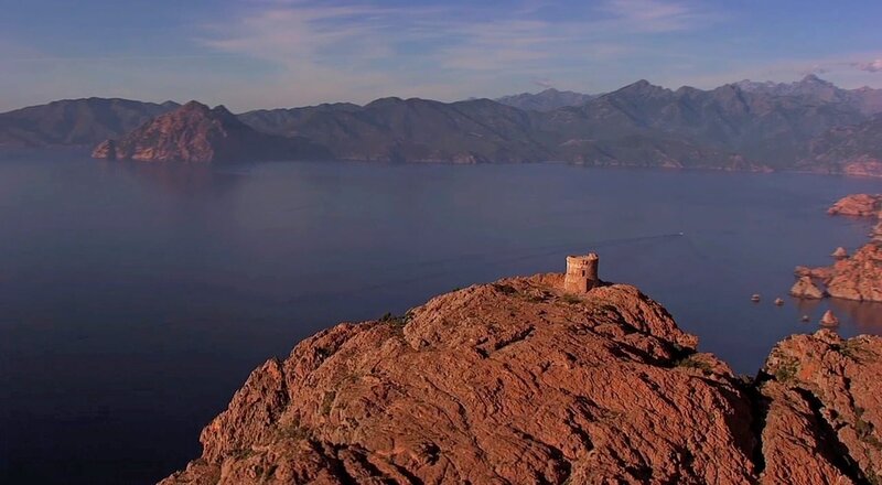 Blick auf die Halbinsel Capo Rosso im Westen Korsikas mit dem Genueserturm „Turm von Turghiu“ – Bild: What’s Up Films