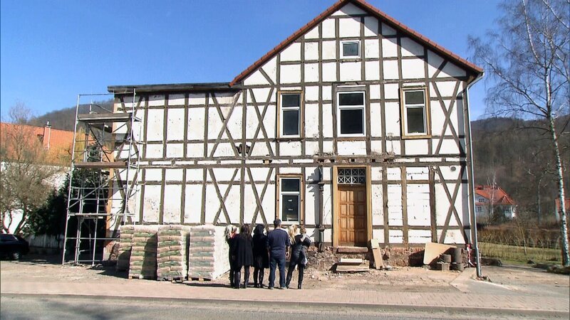 Familie Michaelis aus Thüringen hingegen kann es kaum erwarten in das neue zu Hause einzuziehen. Bei einer Zwangsversteigerung hat die 5-köpfige Familie ein Schnäppchenhaus für 20.000 Euro ergattert. – Bild: RTL II
