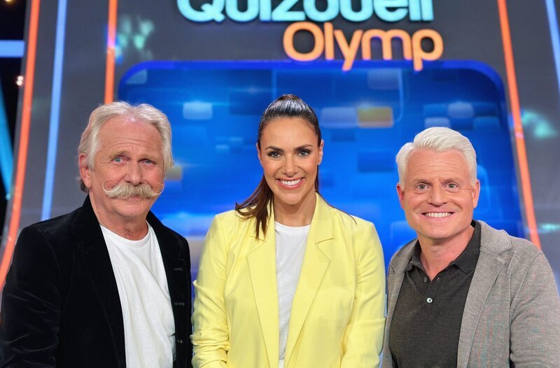 Moderatorin Esther Sedlaczek (M.) mit den Kandidaten des Teams „Karneval“: Henning Krautmacher (l.) und Guido Cantz (r.). – Bild: ARD/​ITV Studios