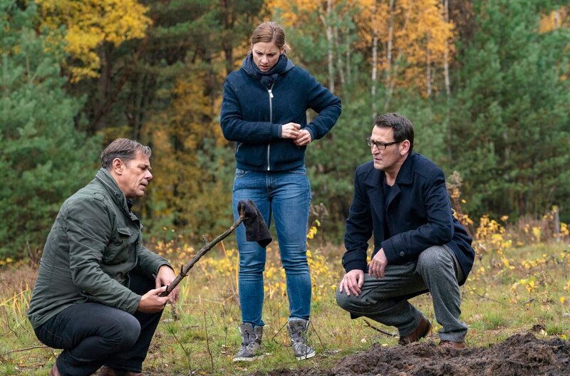 Finn (Sven Martinek, l.), Nina (Julia Schäfle, M.), Lars (Ingo Naujoks, r.) finden ein wichtiges Beweisstück, das sie im aktuellen Fall weiterbringt – Bild: WDR/​ARD/​Georges Pauly