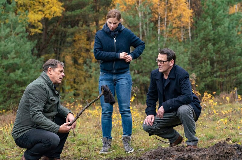 Finn (Sven Martinek, l.), Nina (Julia Schäfle, M.), Lars (Ingo Naujoks, r.) finden ein wichtiges Beweisstück, das sie im aktuellen Fall weiterbringt – Bild: WDR/​ARD/​Georges Pauly