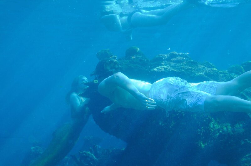 Das ist knapp! Wird Bella (Indiana Evans, li.) in ihrem Versteck ertappt? – Bild: ZDF/​Jasin Boland