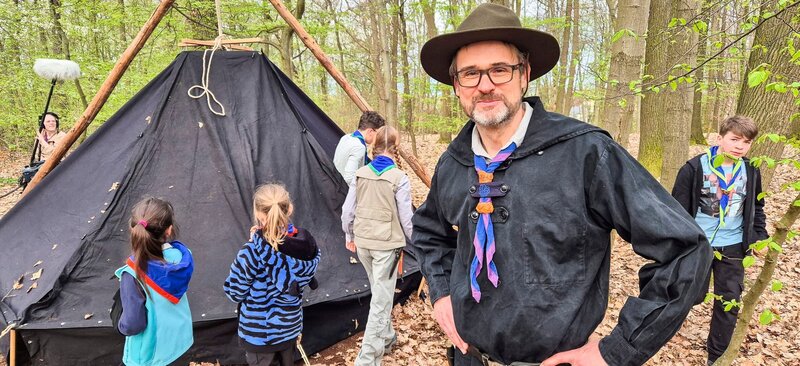 Im recht großzügigen Pfarrwald trifft sich die Christliche Pfadfindergemeinschaft. Die insgesamt 30 Kinder üben den Zeltaufbau, toben im Wald und singen am Lagerfeuer. – Bild: MDR/​Mathias Schaefer
