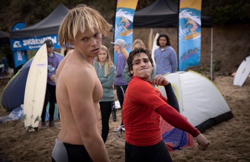 Marlon (Joao Marinho, r.) hat Griff (Mitchell Hardaker, l.) im Verdacht, mit seiner guten Freundin Poppy ein falsches Spiel zu spielen. – Bild: ZDF/​Sarah Enticknapp