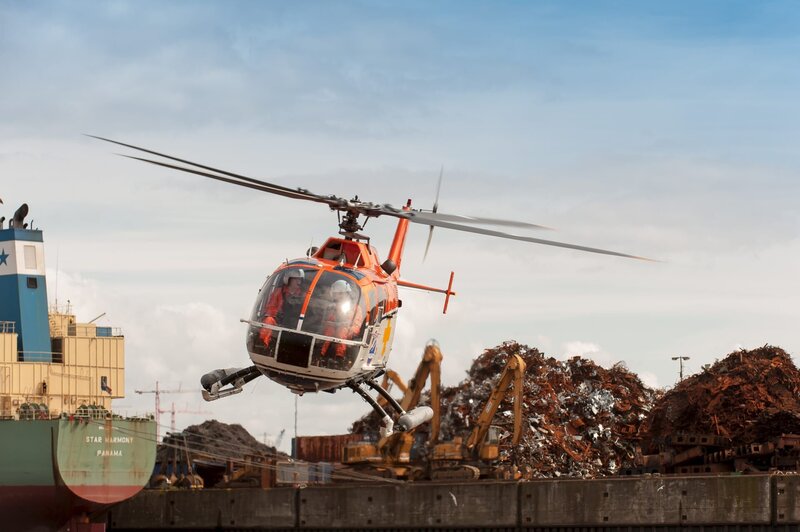 Wegen der Schwere der Verletzung des Tauchers wird der Rettungshubschrauber angefordert. – Bild: ZDF und Boris Laewen