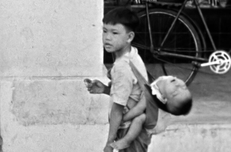 Nachdem Xia einen japanischen Angriff nur mit Glück überlebt hat, findet sie ihre tote Mutter zusammen mit ihrem kleinen Bruder, den sie auf den Rücken nimmt. – Bild: Agat Films et Cie