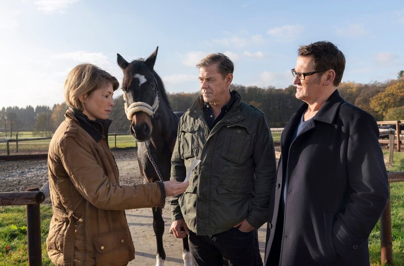 Eine junge Bloggerin wird tot in ihrer Wohnung aufgefunden. Sie starb an einer Mischung aus Alkohol und einer gespritzten Dosis Ketamin. Finn (Sven Martinek, M.) und Lars (Ingo Naujoks, r.) befragen Denise Raat (Sonja Baum, l.) zu ihrem Verhältnis zur Toten. – Bild: WDR/​ARD/​Georges Pauly