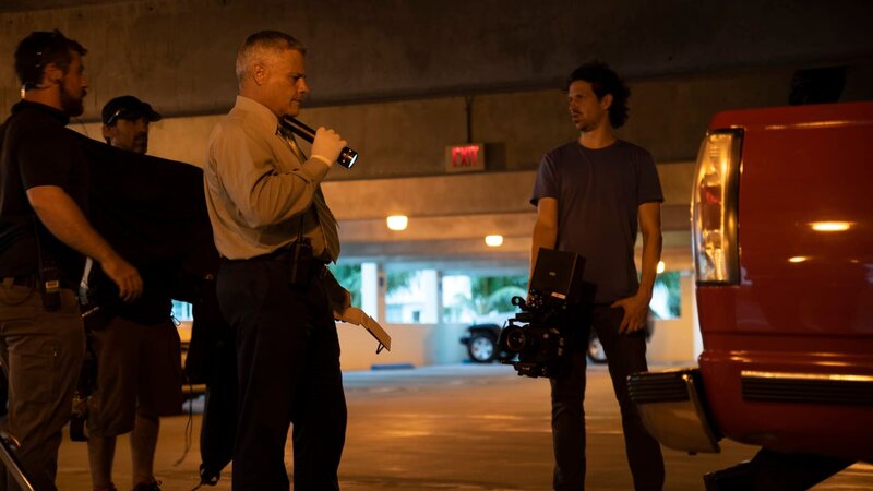 An investigator examines a red truck. – Bild: Discovery Communications