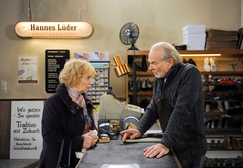 ARD ROTE ROSEN FOLGE 1463, am Donnerstag (28.03.13) um 14:10 Uhr im ERSTEN. Erika (Madeleine Lierck-Wien, l.) erklärt Hannes (Claus Dieter Clausnitzer, r.), dass sie nicht aufgeben wird, nach den Antiquitäten der Magdalenen-Gemeinde zu suchen. – Bild: ARD/​Nicole Manthey