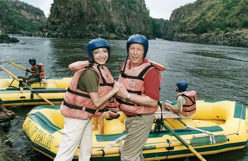 Robert Kramer (Gerhart Lippert) ist schwer beeindruckt. Er hätte es Regine Fromm (Manon Straché) nicht zugetraut, dass sie so mutig ist und mit ihm die Rafting-Tour macht … – Bild: ZDF