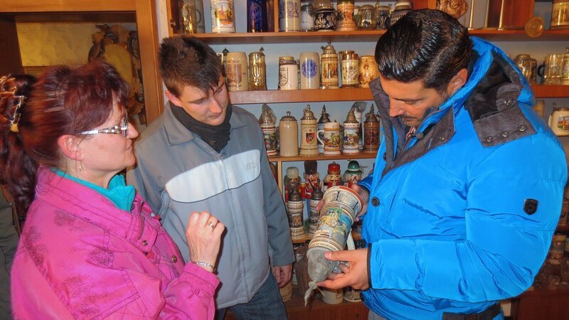 Helga und Thomas zeigen Trödelexperte Sükrü Pehlivan die Krugsammlung. So wie es scheint verbergen sich auch wertvolle Krüge darunter. – Bild: RTL 2