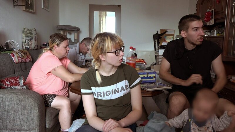 Bei Sandra und Tino herrscht reges Treiben, da Tochter Jasmin mit ihrer gesamten Familie zu Besuch ist – Bild: RTLZWEI