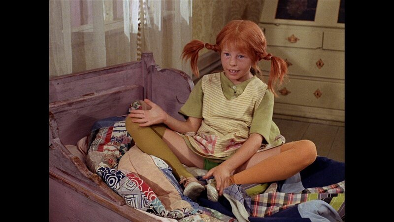 Pippi (Inger Nilsson) hat es sich in ihrem Bett in der Villa Kunterbunt gemütlich gemacht. – Bild: ZDF