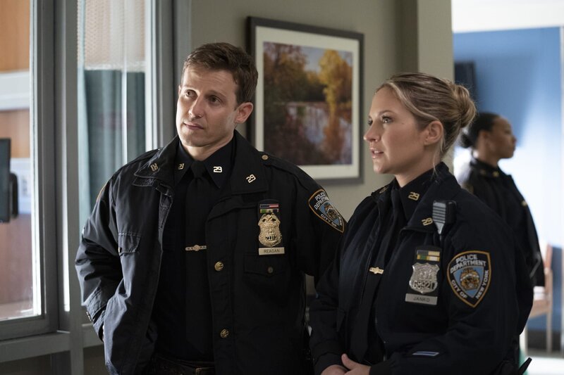 Jamie Reagan (Will Estes, l.); Abigail Baker (Abigail Hawk, r.) – Bild: CBS
