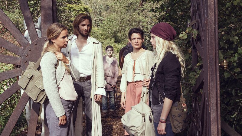 Charlie (Sinje Irslinger, re.) wird von ihrer Mutter (Alexandra Schalaudeck, li.) an das Tor gebracht. – Bild: WDR/​Kai Schulz