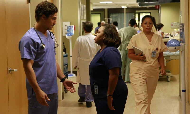 Bailey (Chandra Wilson, r.) und ihre Kollegen müssen sich mit einer Gruppe Feuerwehrmänner befassen, die bei einem Einsatz verletzt wurden, während Maggie Probleme damit hat, eine professionelle Beziehung zu Andrew (Giacomo Gianniotti, l.) aufzubauen … – Bild: American Broadcasting Companies, Inc. /​ Mitchell Haaseth