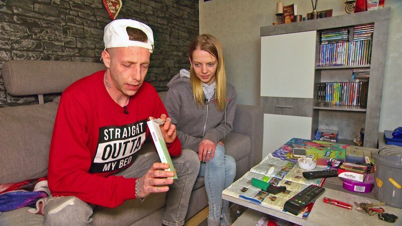 Chris und seine Freundin Denise sind gespannt, was der Schwangerschaftstest ergibt.. – Bild: RTLZWEI