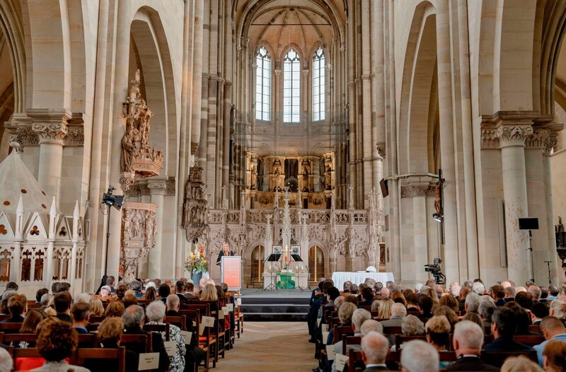 Verleihung des Kaiser-Otto-Preises 2023 im Magdeburger Dom; am Rednerpult Oberbürgermeisterin Simone Borris – Bild: MDR/​Foto Stefan Deutsch