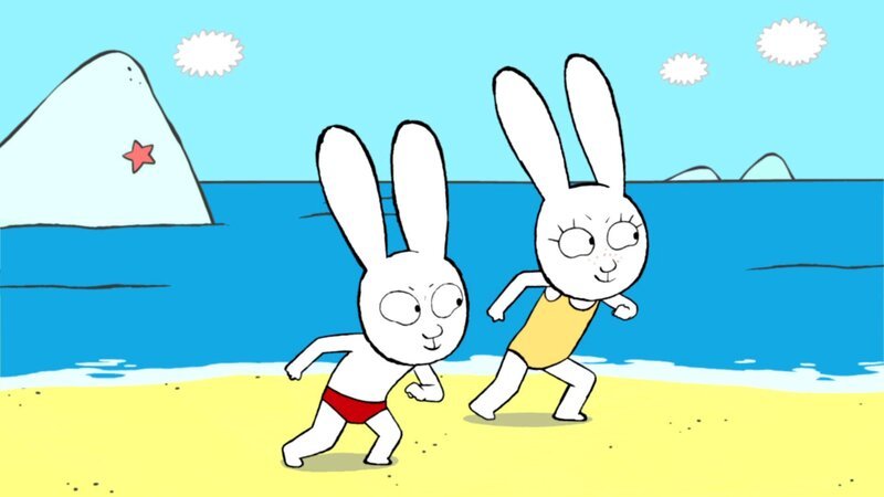 Simon (l.) und Maria (r.) brauchen für ihr Wettrennen am Strand einen fairen Schiedsrichter. – Bild: ZDF