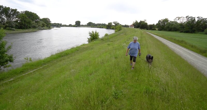 Der Hof der Bäuerin Edeltraud – „Traudl“ – liegt gleich hinter einem Damm an der Donau bei Deggendorf. – Bild: Oliver Biebl /​ BR, Isarflimmern Fernsehproduktion GmbH
