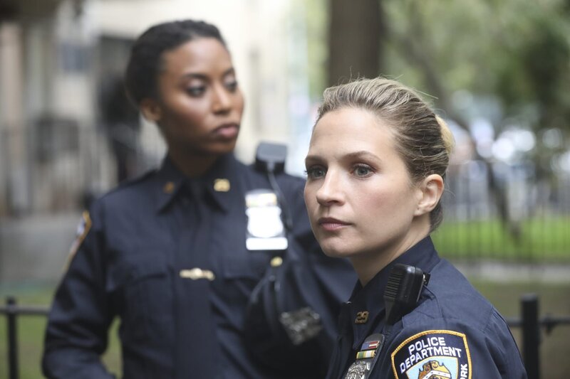 Maya Thomas (Yasha Jackson, l.); Eddie Janko (Vanessa Ray, r.) – Bild: CBS Broadcasting, Inc.