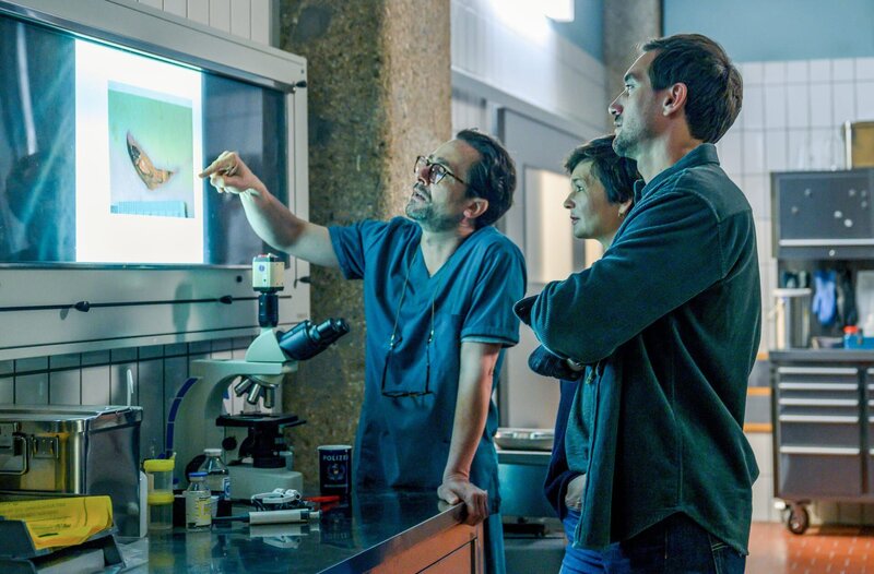 Die Hauslehrerin Katharina Hofmeister wurde erstochen aufgefunden. Finden Richie (Alexander Pschill, l.), Joe (Katharina Stemberger, M.) und Ben (Daniel Gawlowski, r.) an der Stichwunde der Toten Hinweise, wie es zu dem Mord gekommen ist? – Bild: ZDF