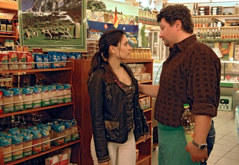 Yasmin (Burcu Dal, l.) erkundigt sich bei ihrem Vater (Aykut Kayacik, r.), was sie für ihre schwerkranke Mutter tun kann. – Bild: ARD/​Nicole Manthey