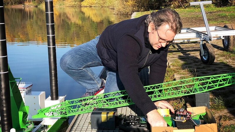 Dominikus Pfeiffer is constructing an offshore platform with a swiveling crane and four lifting legs. – Bild: DMAX