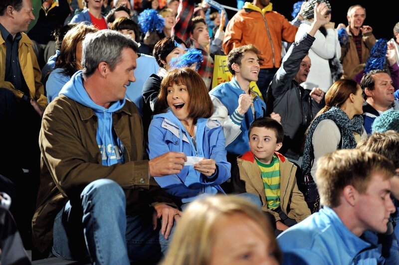 Mike (Neil Flynn, l.) und Frankie (Patricia Heaton, 2.v.l.) haben mit ihren Kindern schwer zu kämpfen: Brick (Atticus Shaffer, r.) wird in der Schule gemobbt, Sue glaubt irrtümlich, zur Cheerleaderin berufen zu sein, und Axl faulenzt, anstatt zu lernen. Doch plötzlich scheint es Hoffnung zu geben … – Bild: Warner Brothers Lizenzbild frei
