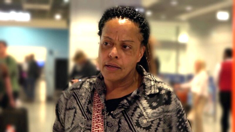 Jannie plant, mit ihrem Sohn Quentin in die USA auszuwandern, nachdem sie dort ihre Oma beerdigt und Verwandte getroffen hat. Ihr wurde in den vergangenen Wochen klar, dass sie nicht dauerhaft in den Benz-Baracken bleiben möchte. – Bild: RTLZWEI