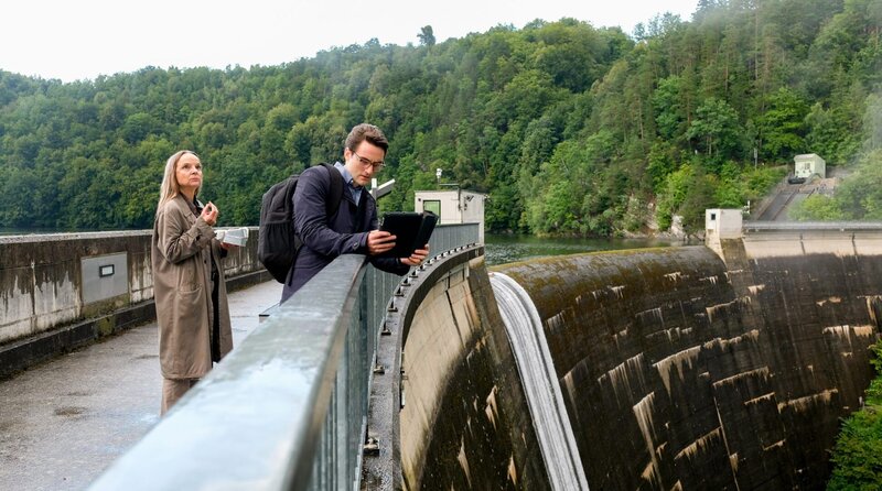 Ein Ermittlerduo aus Wien, Elfriede Grünberger (Sissy Höfferer, l.) und Leo Dolter (Tobias Resch, r.) untersucht einen Todesfall, von dem jeder dachte, er wäre schon lange geklärt. – Bild: ARD/​ORF/​MR Film/​Petro Domenigg