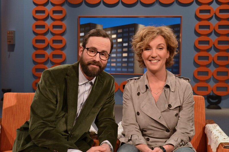 EinsPlus KRÖMER – DIE INTERNATIONALE SHOW, am Samstag um 20:15 Uhr. „KRÖMER – Die internationale Show“ verspricht wieder spannende Gäste und mehr Spontaneität, als manch einem lieb sein dürfte. Die Zuschauer können sich auf wirklich wichtige Gespräche freuen; dafür nimmt sich der Mann aus Neukölln in seiner unnachahmlichen Art wieder viel Zeit. Kurt Krömer mit Gabi Bauer. – Bild: rbb/​Daniel Porsdorf