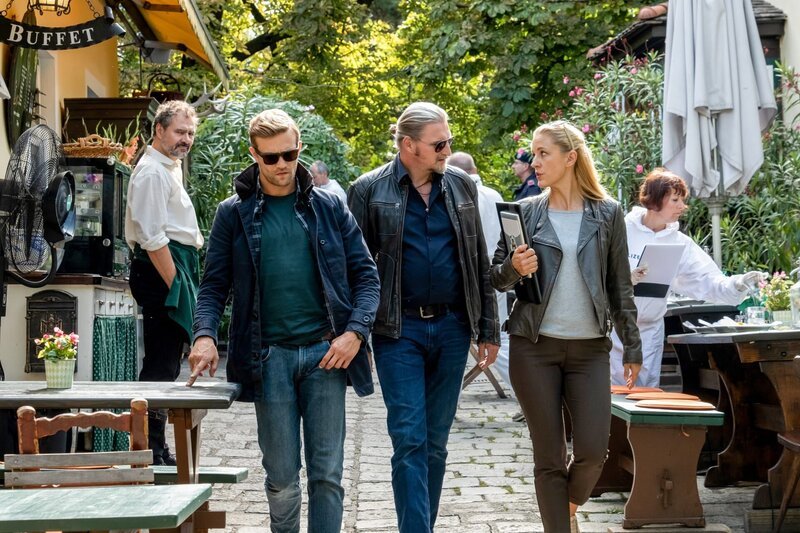 v.li.: Rainer Doppler (Gustl Lederer), Michael Steinocher (Simon Steininger), Stefan Jürgens (Carl Ribarski), Lilian Klebow (Penny Lanz). – Bild: ORF/​Satel Film/​Petro Domenigg