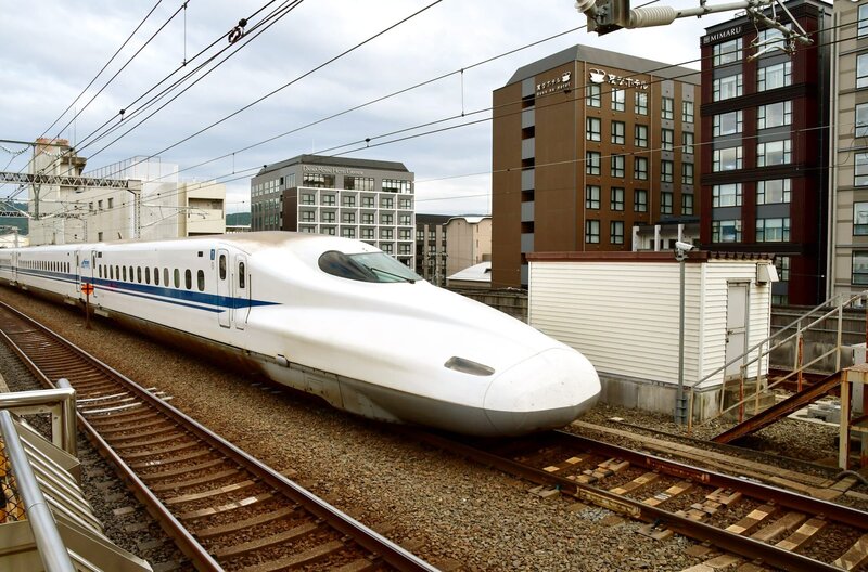 Einfahrt eines N700 Shinkansen in den Bahnhof von Kyoto. – Bild: SWR