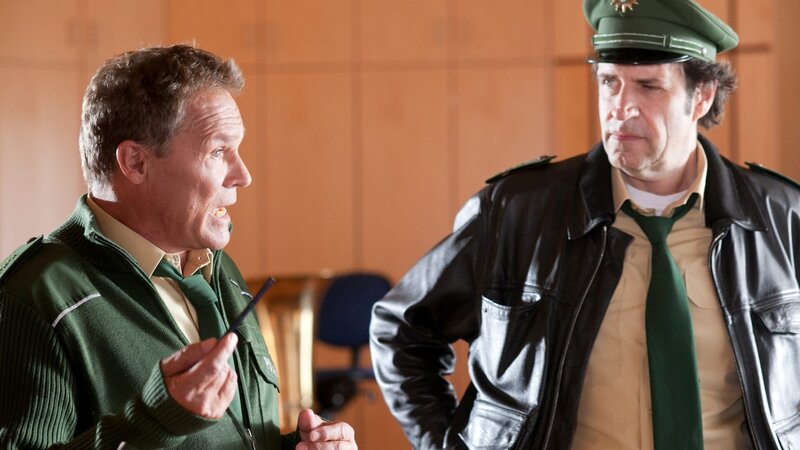 L-R: Franz Hubert (Christian Tramitz) and Johannes Staller (Helmfried von Lüttichau) – Bild: Die Verwendung ist nur bei redak /​ Tele München /​ © TMG und Entertainment Factory