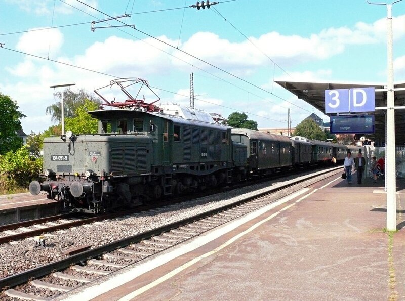 Historische E-Lok „Deutsches Krokodil“, Baujahr 1938 mit historischen Personen und Bahnpostwagen im Bahnhof Weinheim an der Bergstraße (Die Lok ist im Krieg unter Beschuss geraten, die Löcher an der Vorderfront wurden zugemacht – man sieht sie aber heute noch – sieht aus wie getüpfelt). – Bild: SWR