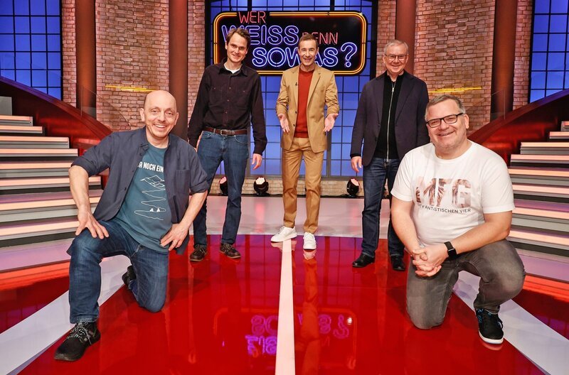 Moderator Kai Pflaume (M.) und seine Rateteam-Kapitäne Bernhard Hoëcker (l.) und Elton (r.) begrüßen in dieser Sendung den Schauspieler Fabian Hinrichs (2.v.l.) und den Schauspieler Joachim Król (2.v.r.). – Bild: ARD/​Morris Mac Matzen