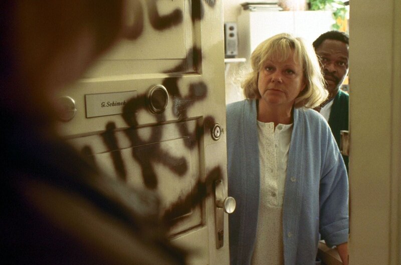 Marianne Mendt (Gitti Schimek), Frank Oladeinde (Josephus Okonkwo). – Bild: ORF/​MR-Film