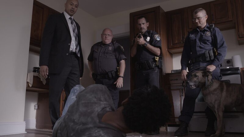 Demery and officers gunpoint with a suspect. – Bild: Investigation Discovery /​ Discovery Communications