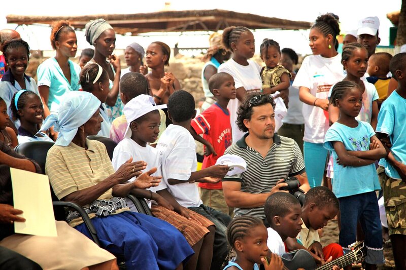 MDR Fernsehen ÜBER DEN INSELN AFRIKAS, „Kapverden“, am Samstag (30.11.13) um 12:00 Uhr. Der Fotograf Stéphane Ducandas ist Neukaledonier und hat seine Kindheit in Afrika verbracht. – Bild: MDR/​Christian Schidlowski