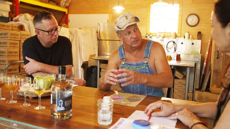 HOWARD THOMPSON, TIM SMITH, AND MARINA MARCHESE DISCUSSING HONEY – Bild: Warner Bros. Discovery, Inc. or its subsidiaries and affiliates