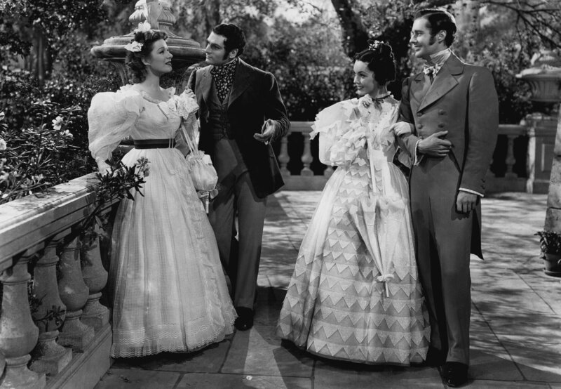 Jane (Mareen O’Sullivan, 2. v. re.) und Elizabeth Bennet (Greer Garson), zwei Töchter aus verarmtem englischen Landadel, lernen mit Mr. Bingley (Bruce Lester, re.) und Mr. Darcy (Laurence Oliver) zwei reiche Gentleman kennen. – Bild: HR/rbb/Degeto Jane (Mareen O’Sullivan, 2. v. re.) und Elizabeth Bennet (Greer Garson), zwei Töchter aus verarmtem englischen Landadel, lernen mit Mr. Bingley (Bruce Lester, re.) und Mr. Darcy (Laurence Oliver) zwei reiche Gentleman kennen. – Bild: HR/rbb/Degeto